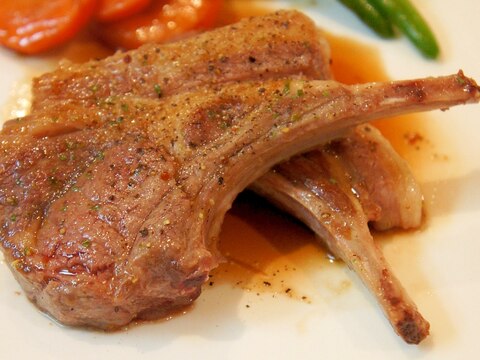 骨付きラム肉のステーキ～ガーリックソース添え
